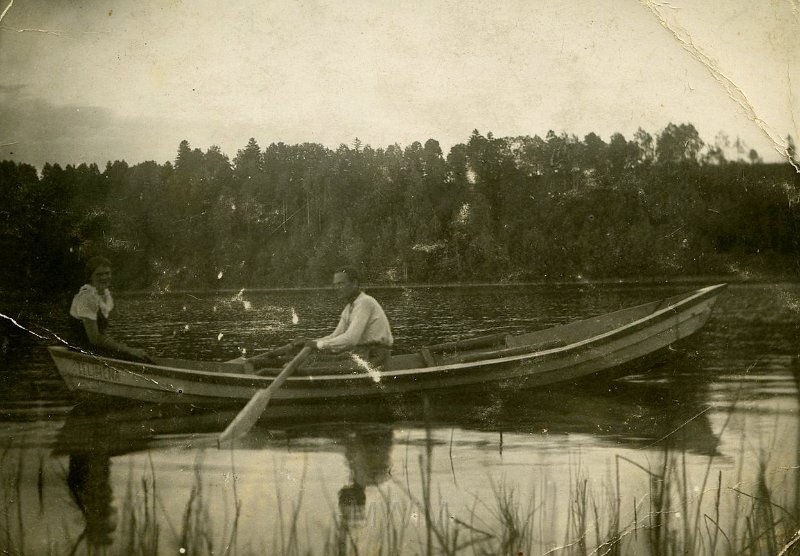 KKE 4758.jpg - Fot. Na łódce. Edmund Jarzynowski z Jadwigą Siemaszko – rodzice Marii Jolanty Mierzejewskiej (z domu Jarzynowska), Perweniszki, 19 VIII 1934 r.